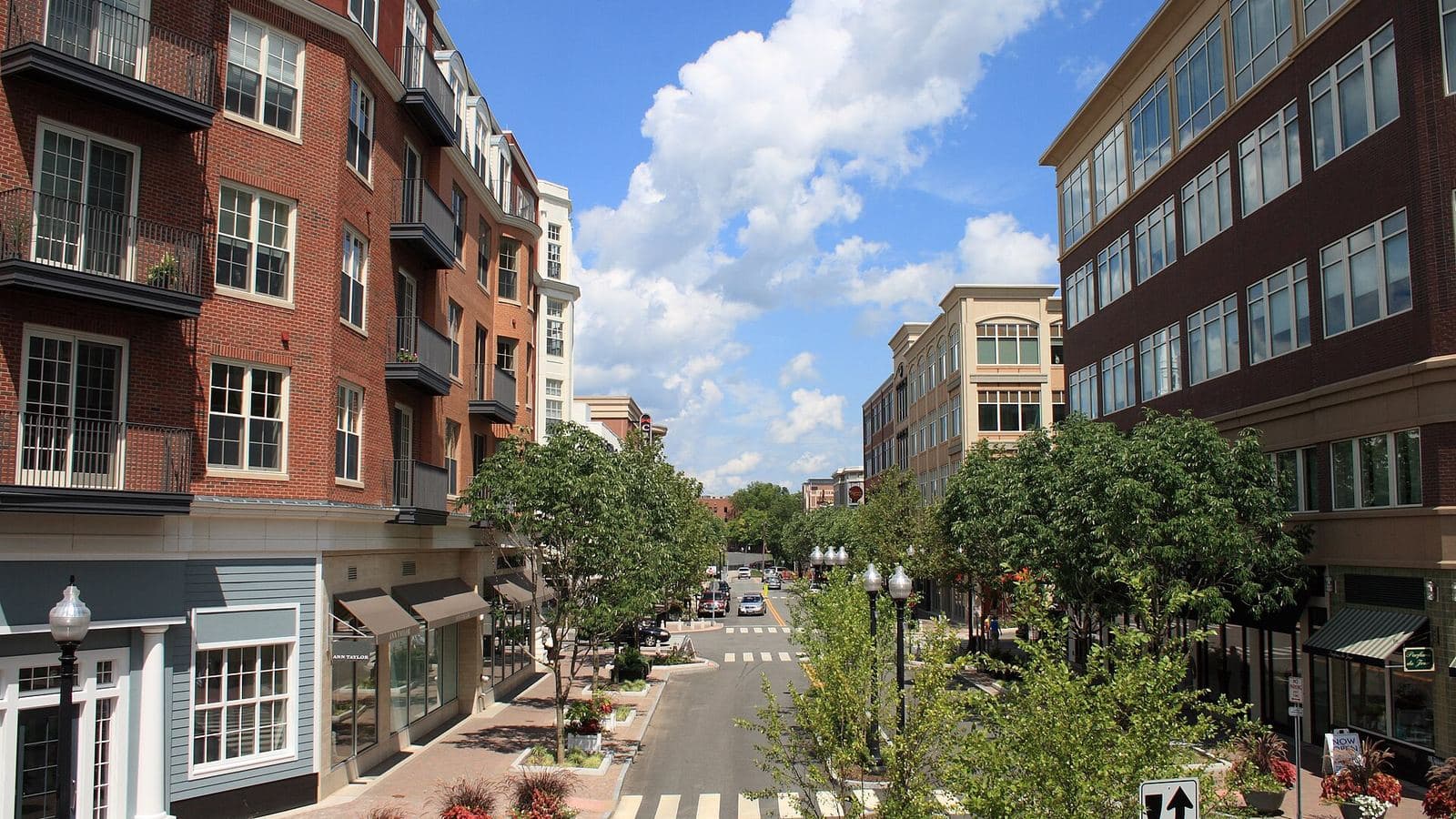 Photo: Ragesoss (CC BY-SA 3.0), via Wikimedia Commons Blue Back Square in West Hartford, Connecticut